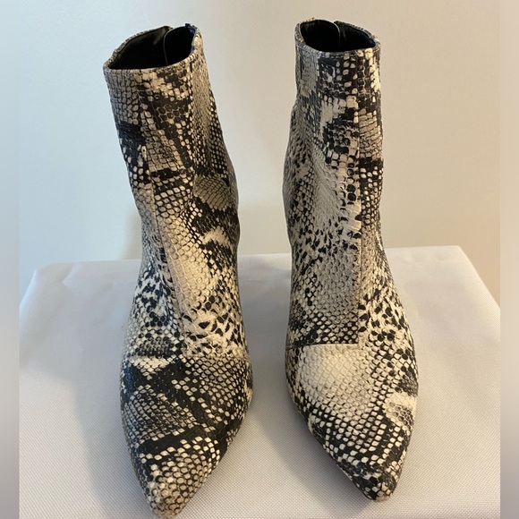 Snakeskin Booties,  heel, Size 5 - Picture 5 of 10